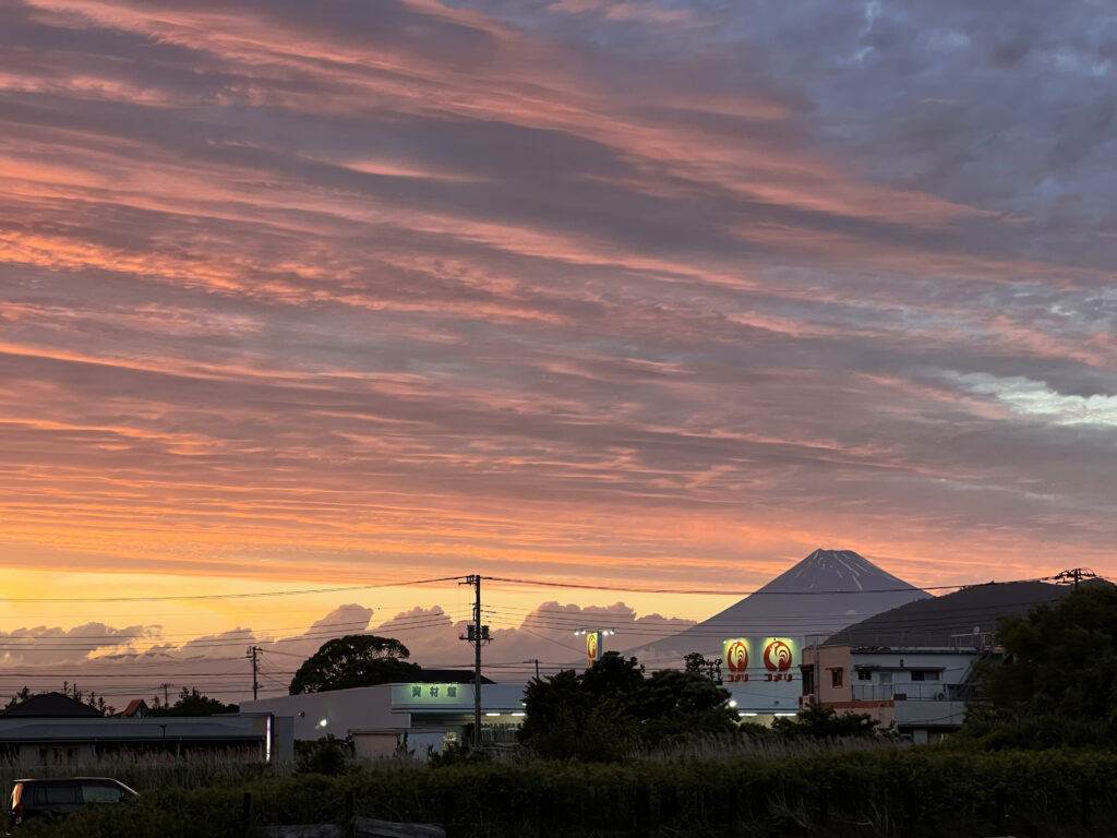伊豆市八木沢 夕焼けの富士山 コメリ土肥店