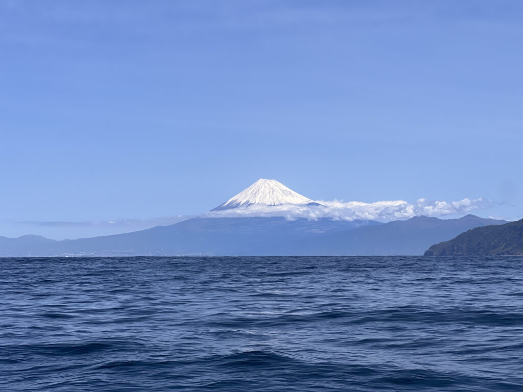 土肥ダイビング ダイバー船からの富士山