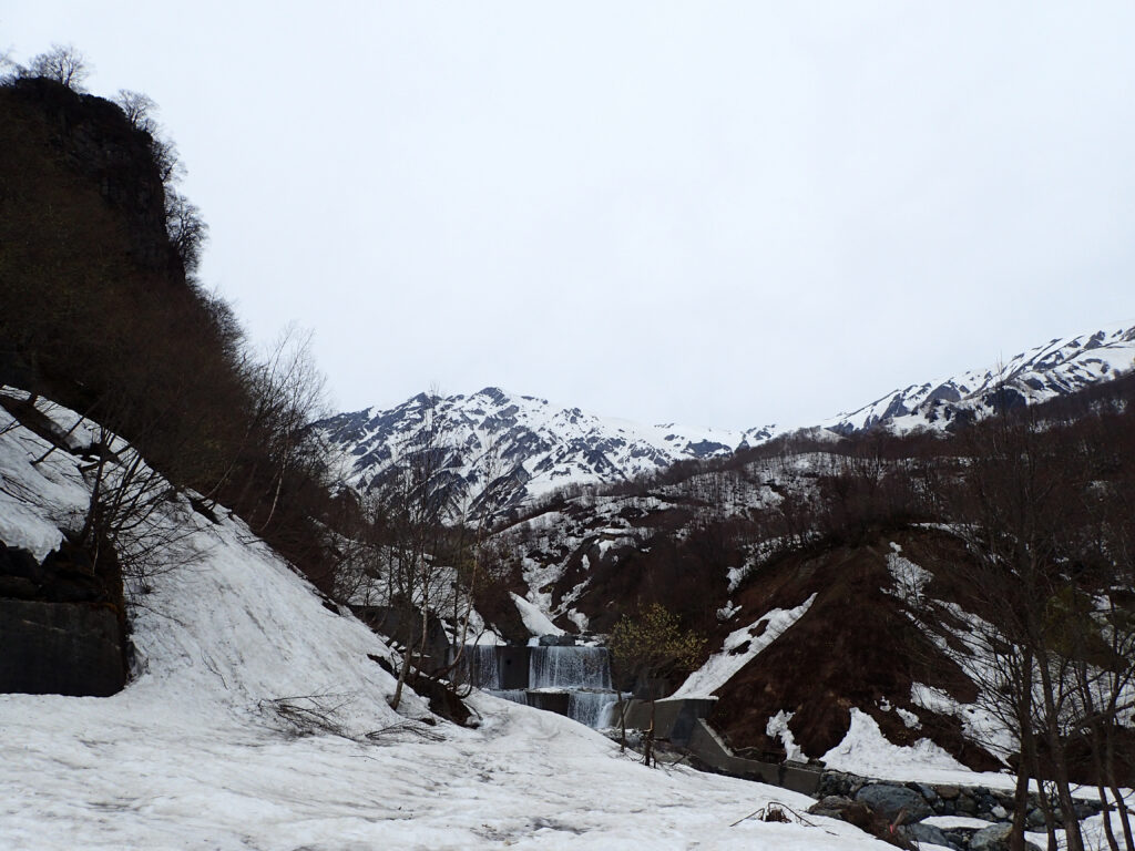 春の雪山　山からの雪解け水が野を駆けやがて海へ