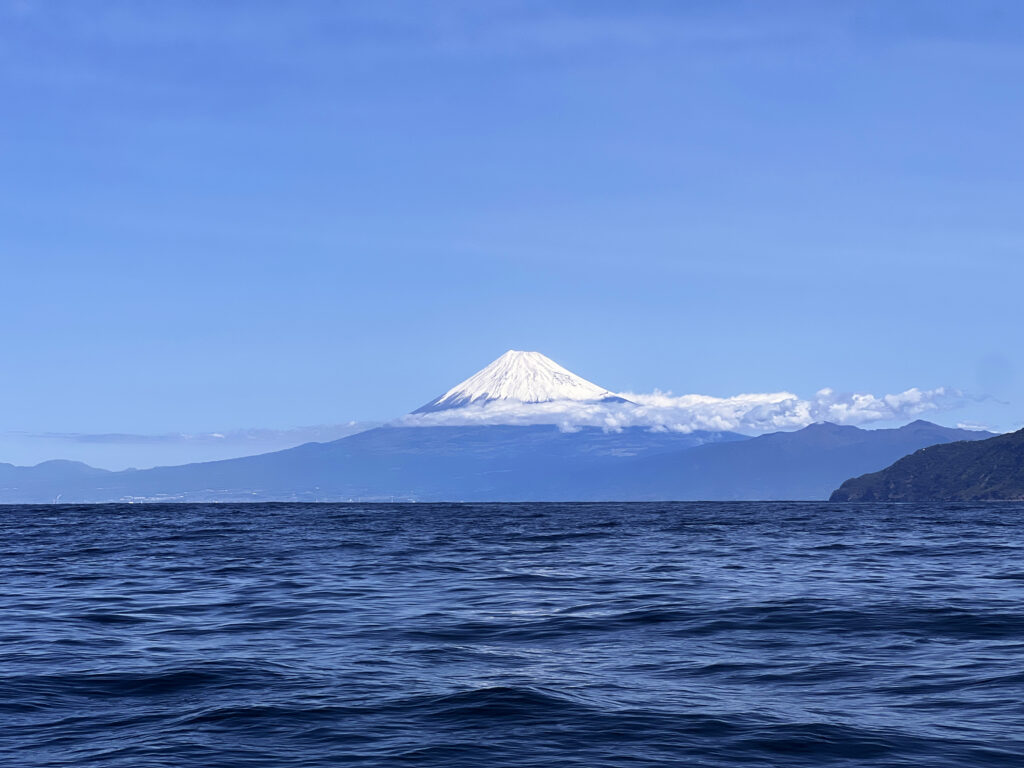 土肥ダイビング　ダイバー船からの富士山