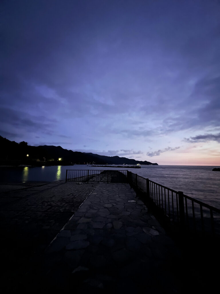 今日の風景　小土肥海岸 夕暮れ時の小土肥海岸
