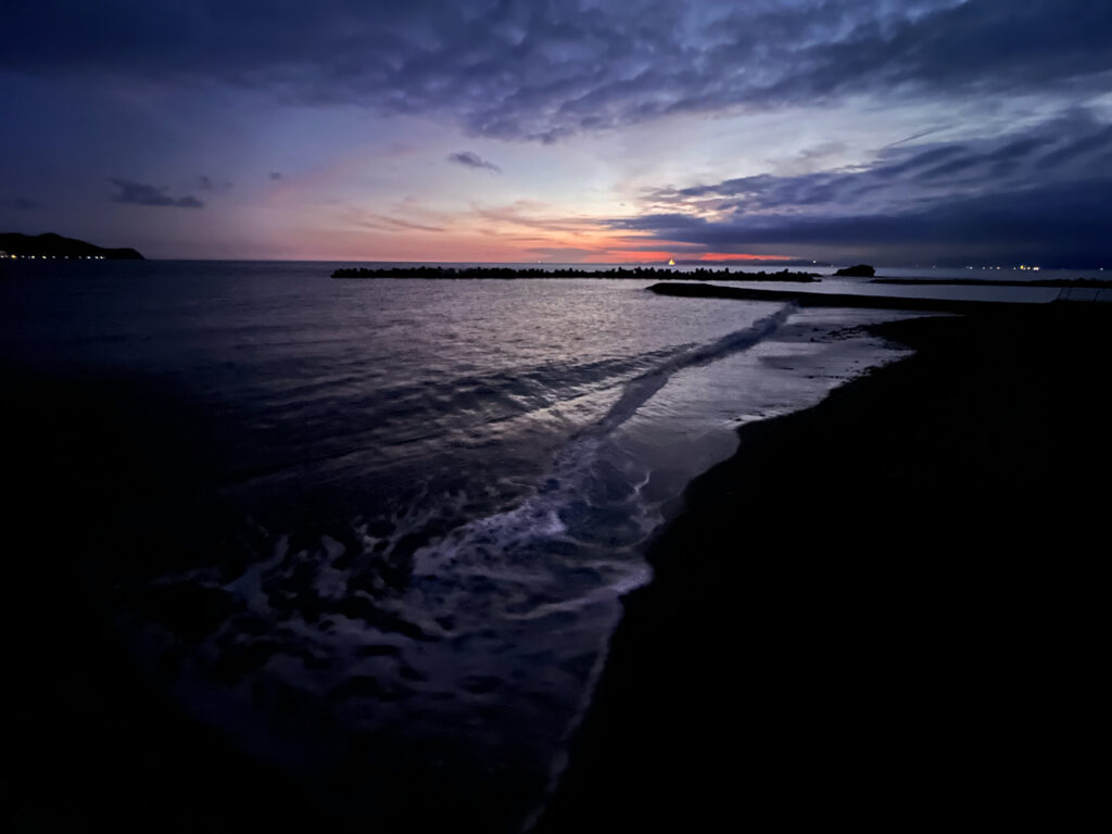 今日の風景　小土肥海岸 夕暮れ時の小土肥海岸