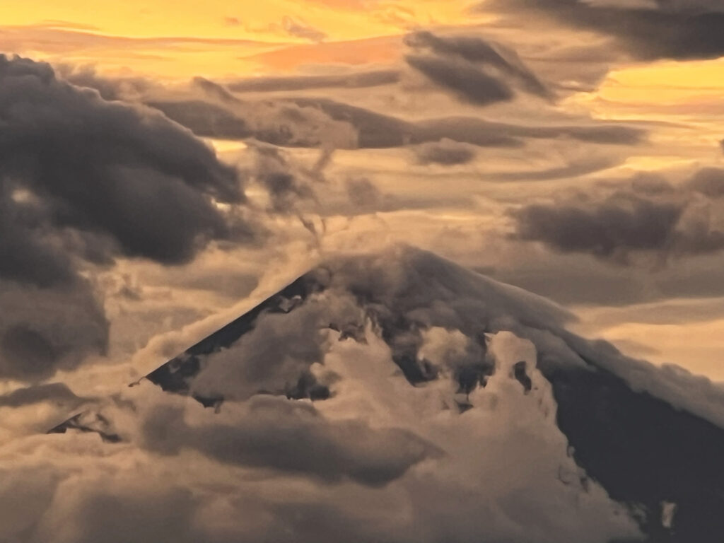 土肥ダイビング アフターダイブ 夕暮れ時の景色 夕焼けに染まる富士山