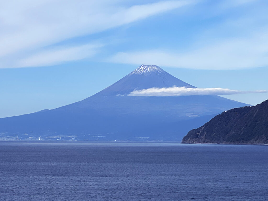 駿河湾からの富士山　雪帽子