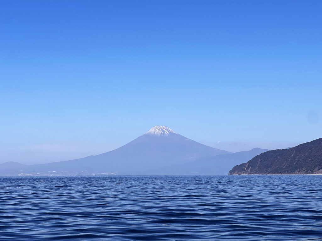 駿河湾から立ち上がる富士山