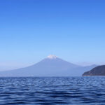 駿河湾から立ち上がる富士山