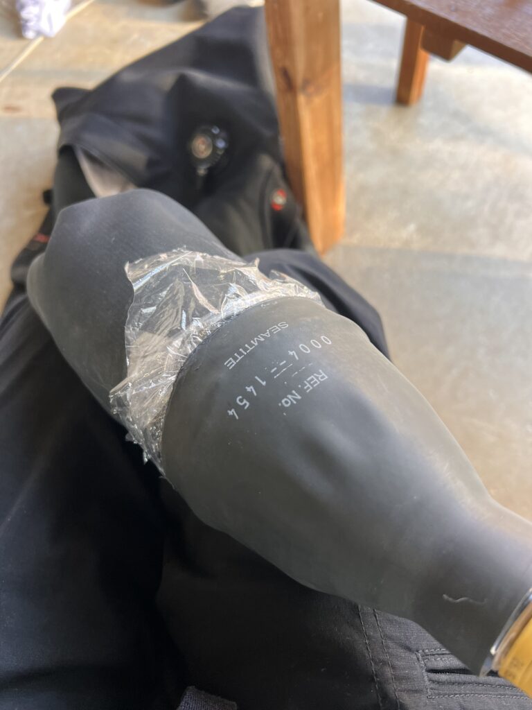 土肥ダイビング　ドライスーツリペア　リストシール貼り替え