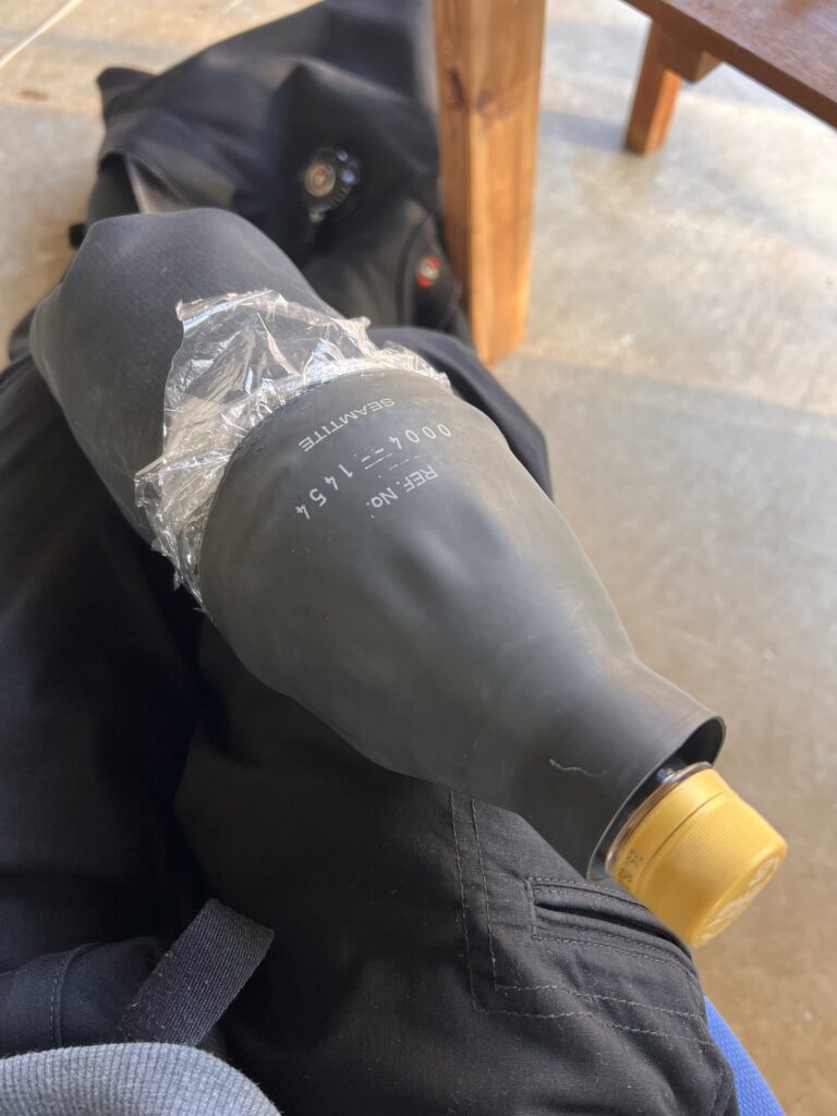 土肥ダイビング　ドライスーツリペア　リストシール貼り替え