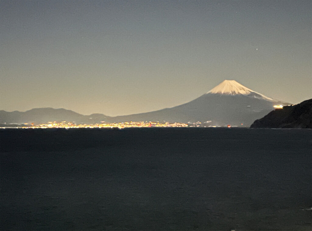 駿河湾から立ち上がる夜の富士山