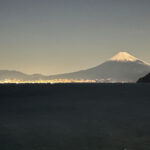 駿河湾から立ち上がる夜の富士山