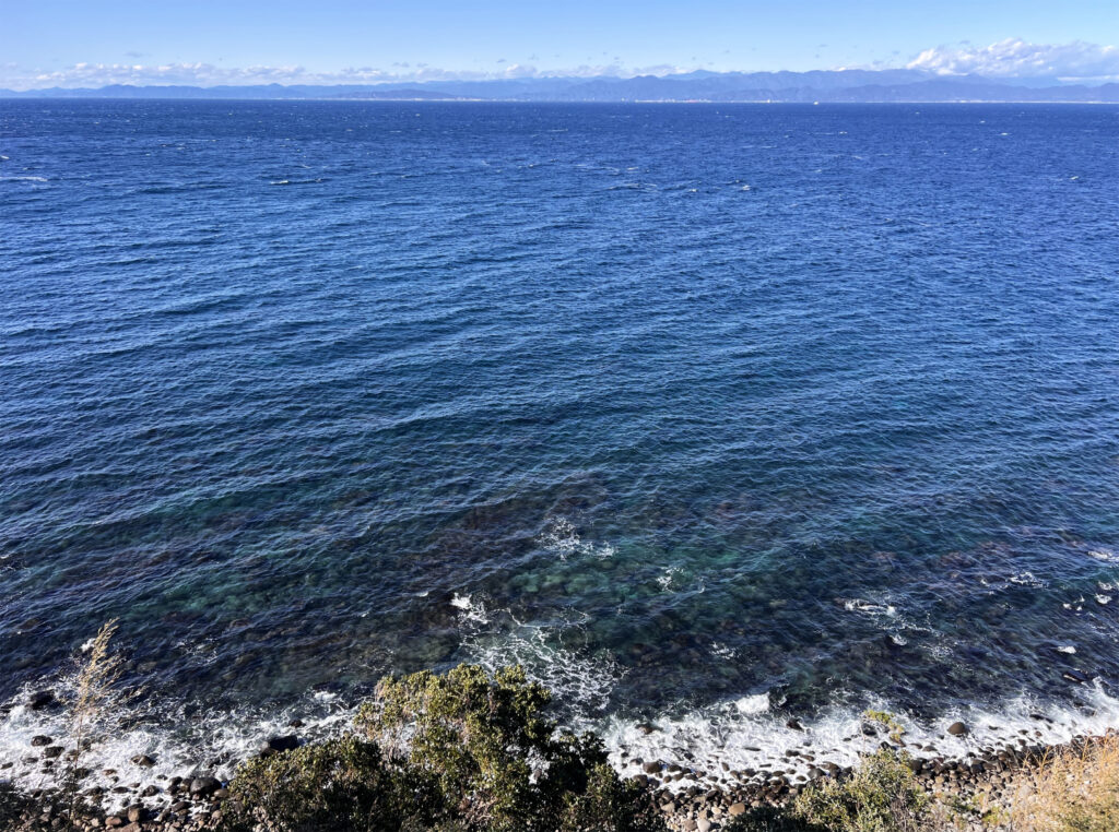 西風でうねる駿河湾