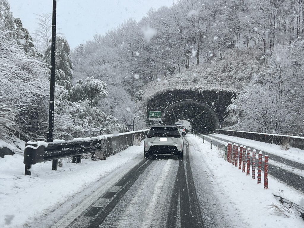 伊豆市修善寺　伊豆縦貫道　雪降り