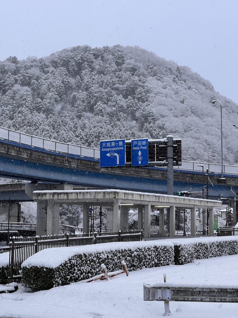 伊豆市修善寺　伊豆縦貫道修善寺インター　雪降り