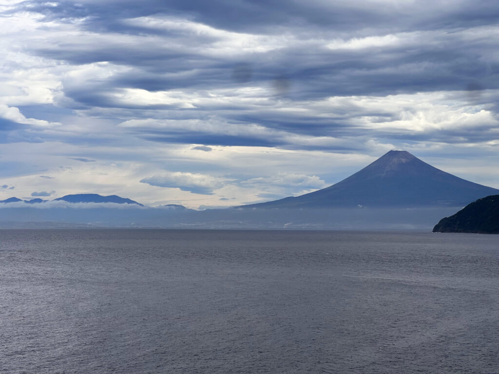 土肥今日の風景　駿河湾に聳える富士山