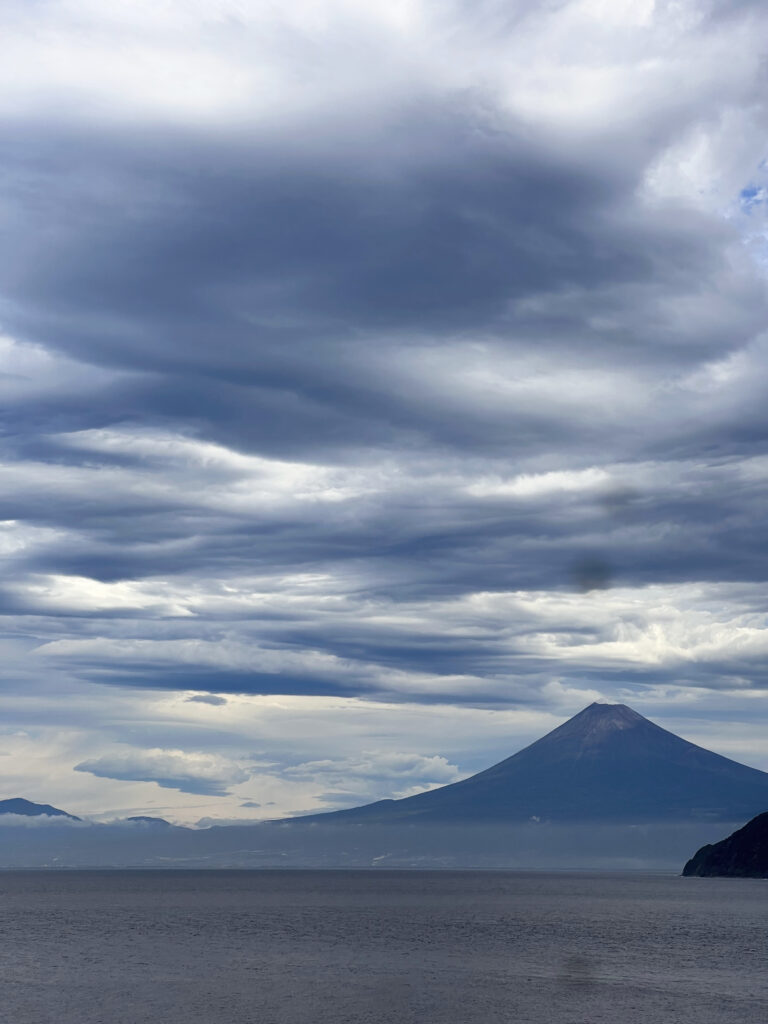 土肥今日の風景　駿河湾に聳える富士山