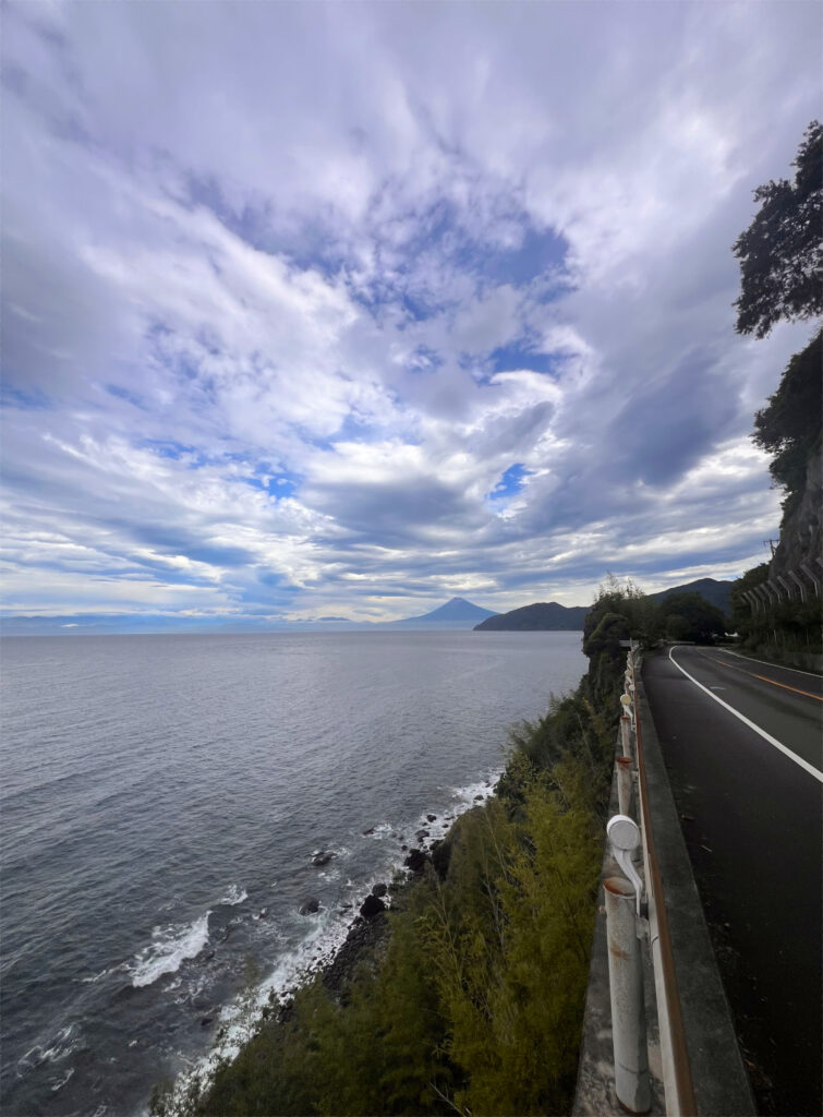 土肥今日の風景　駿河湾に聳える富士山