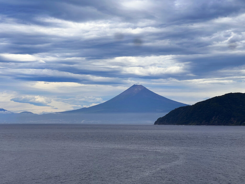 土肥今日の風景　駿河湾に聳える富士山